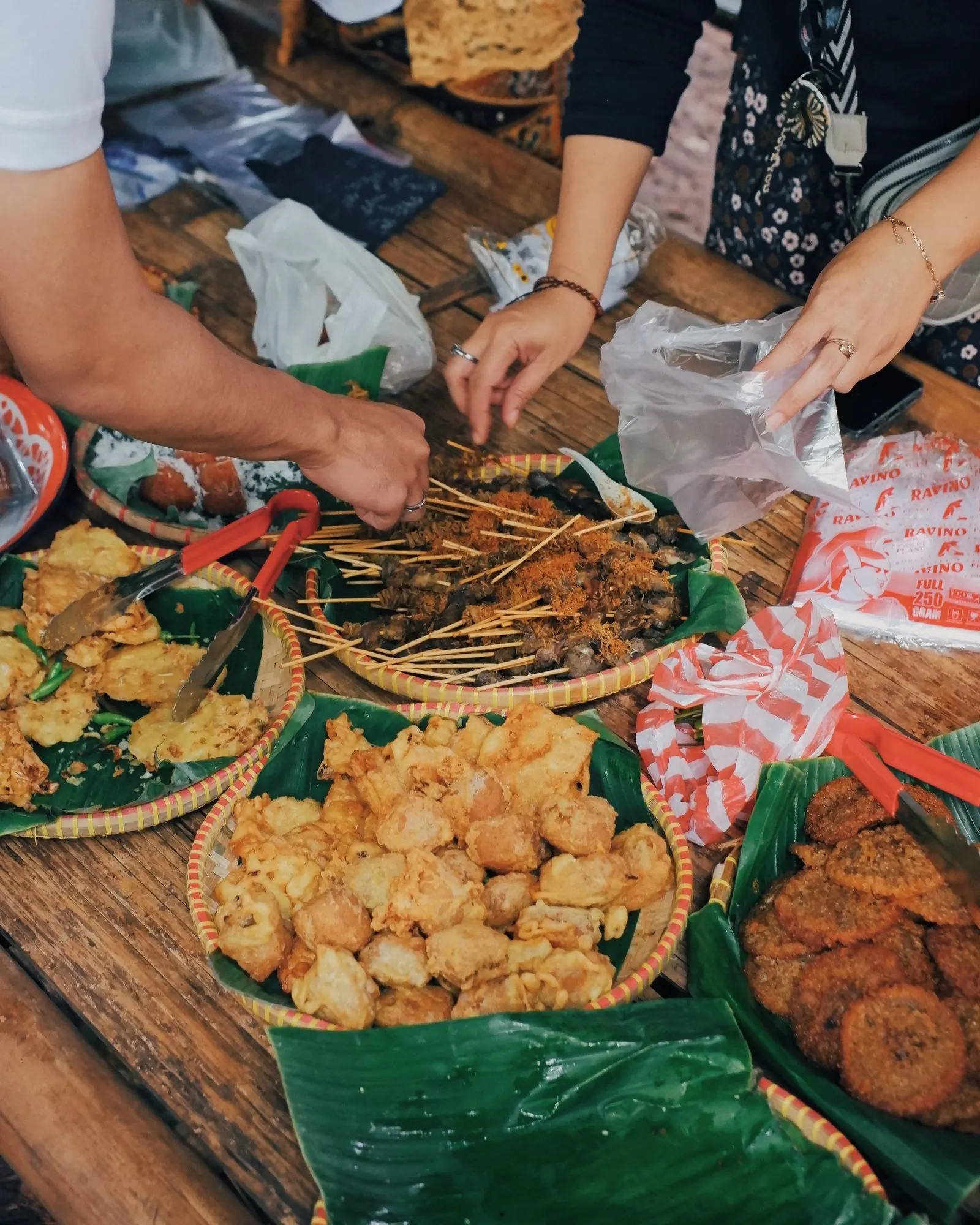Pembeli memilih jajanan pada deretan kios makanan tradisional di Bandung